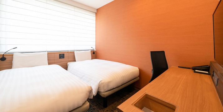 Twin room at Comfort Inn Fukuoka Tenjin — 15–18 m² with two single beds and work desk
