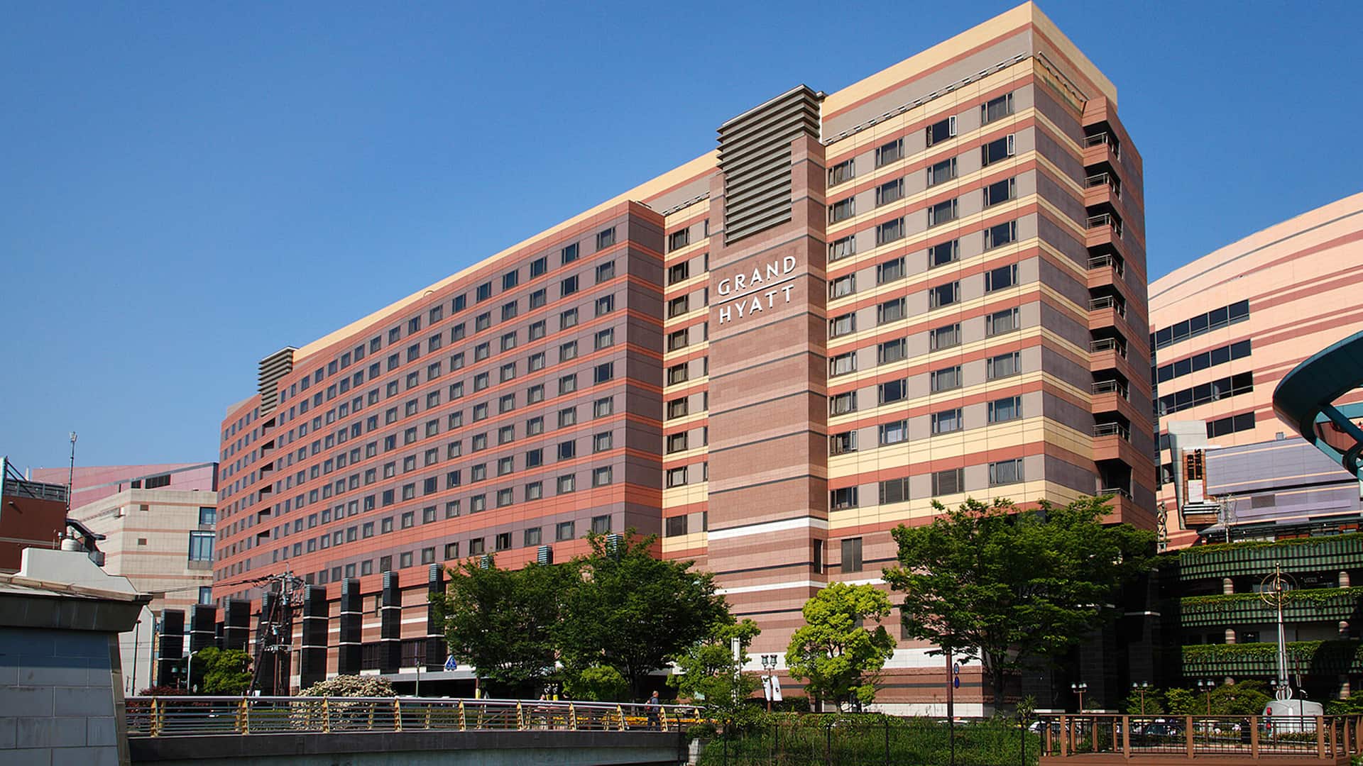 Grand Hyatt Fukuoka exterior facade facing Canal City Hakata, the covered walkway connects directly to the mall
