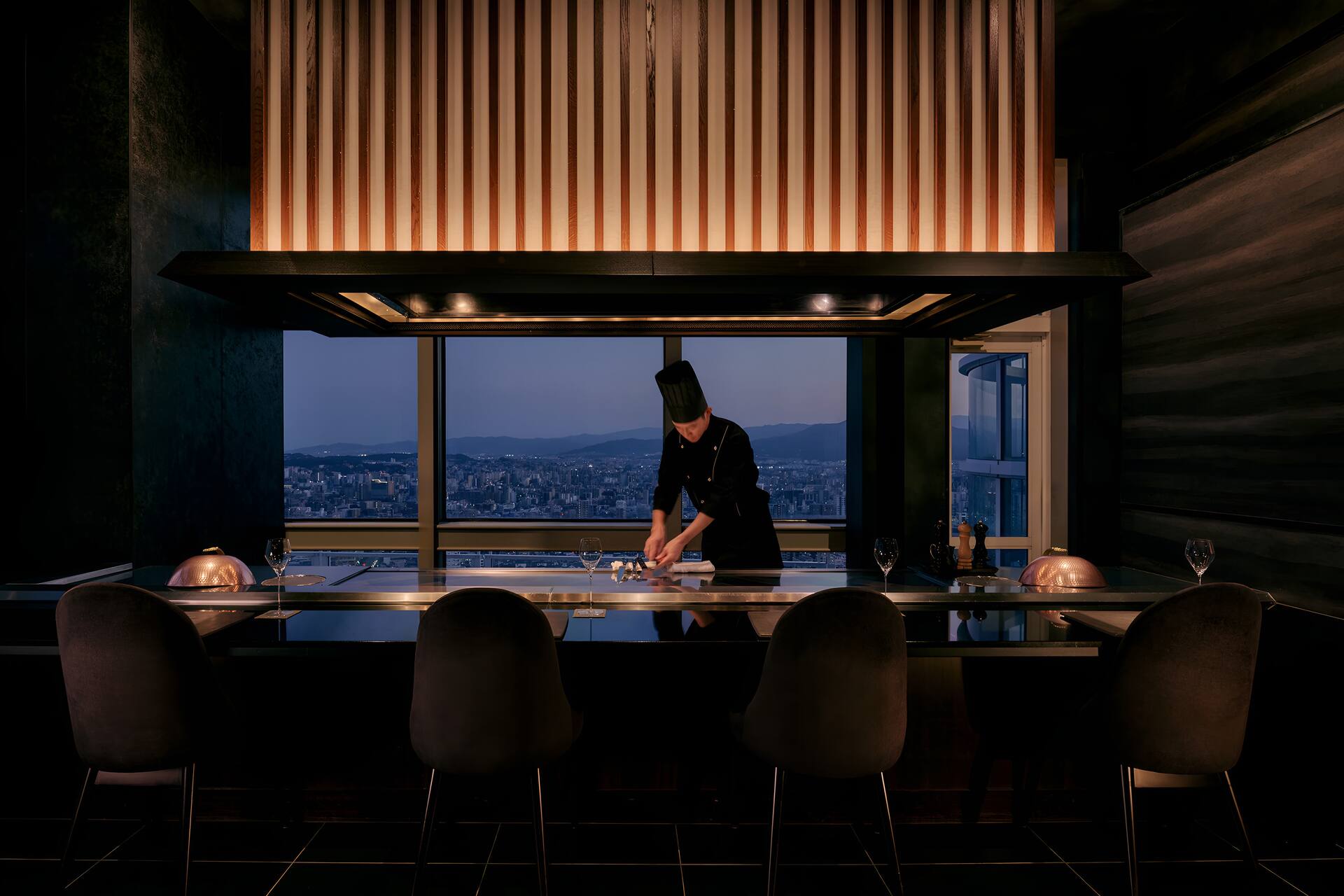 Teppanyaki Kinyohtei restaurant on the 35th floor with chef cooking at counter