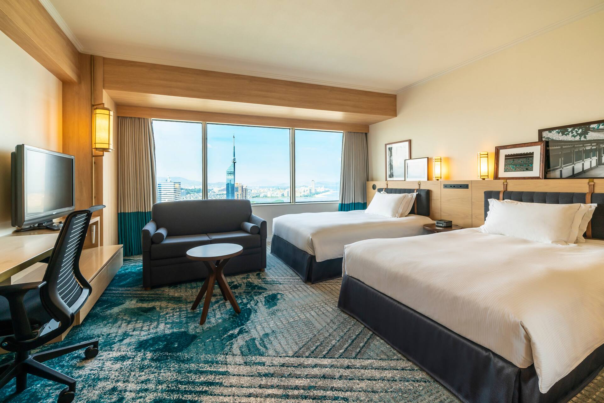 Twin Premium Deluxe Room with two single beds and bay view window