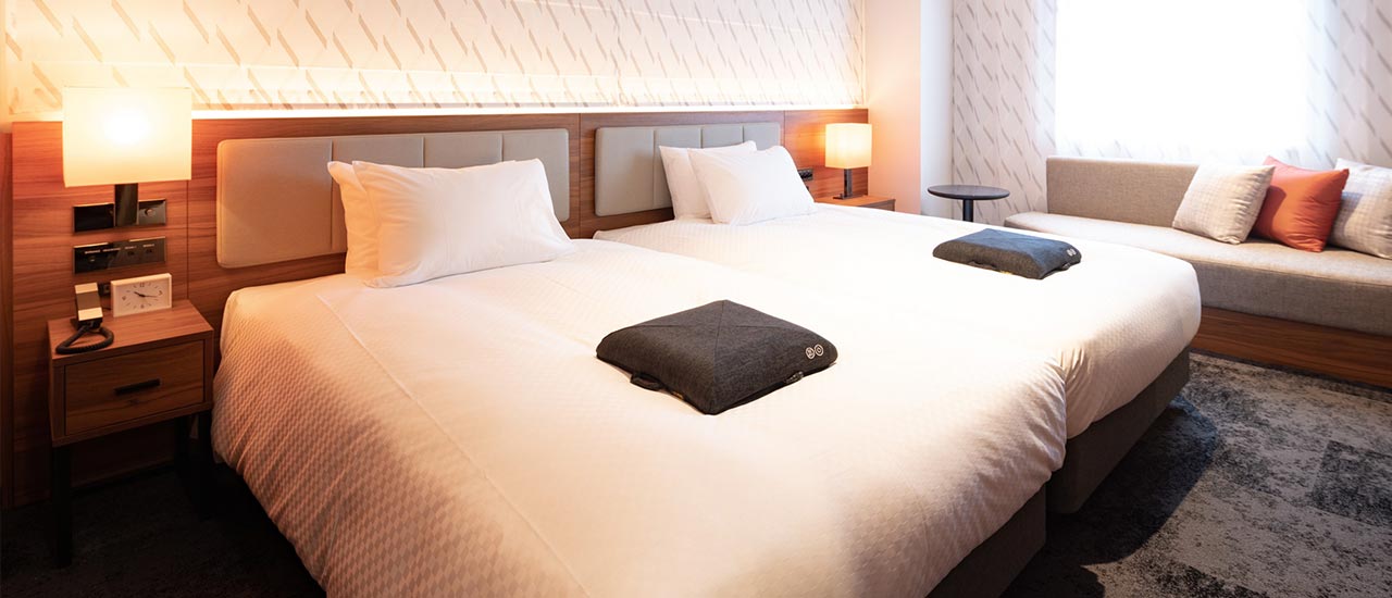 Forza Twin room with two single beds and seating area