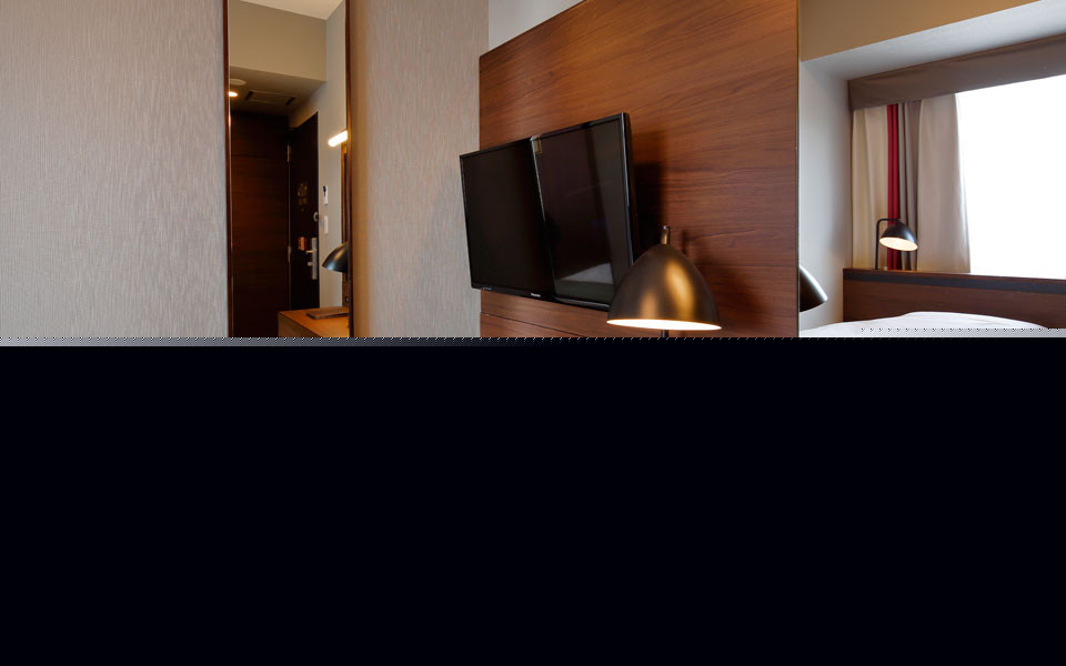 Semi-double room interior with Simmons pocket-coil mattress and European-chic decor