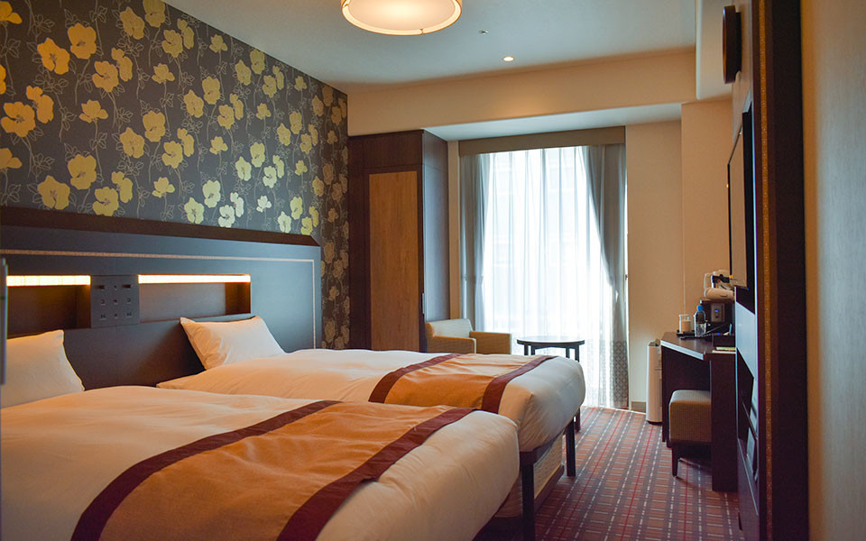 Hotel Monterey Fukuoka standard twin room — European-themed interior with floral wallpaper and tartan carpet, 24 m²