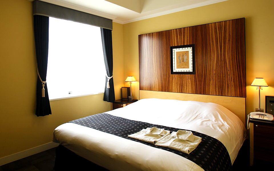 Double room with hardwood floors and European-style furnishings