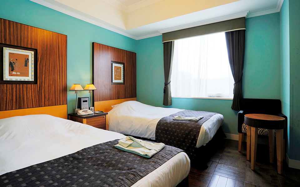 Standard Twin room with two single beds on hardwood flooring