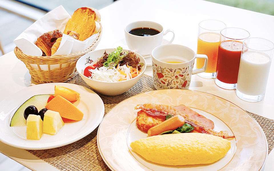 Hotel Nikko Fukuoka breakfast set with omelette, croissant, salad and juice