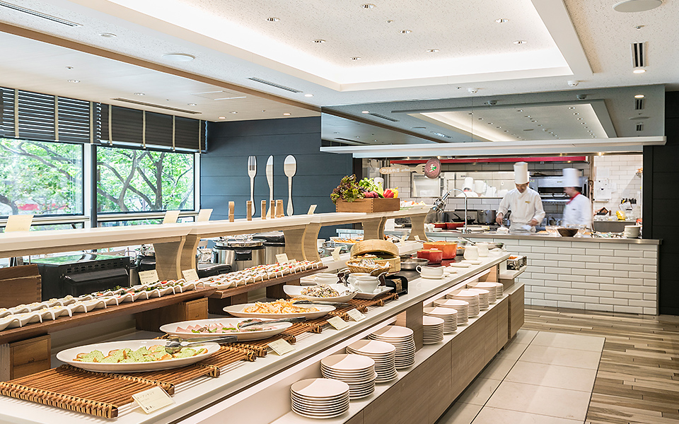 Hotel Nikko Fukuoka Serena restaurant buffet counter with chefs at the open kitchen