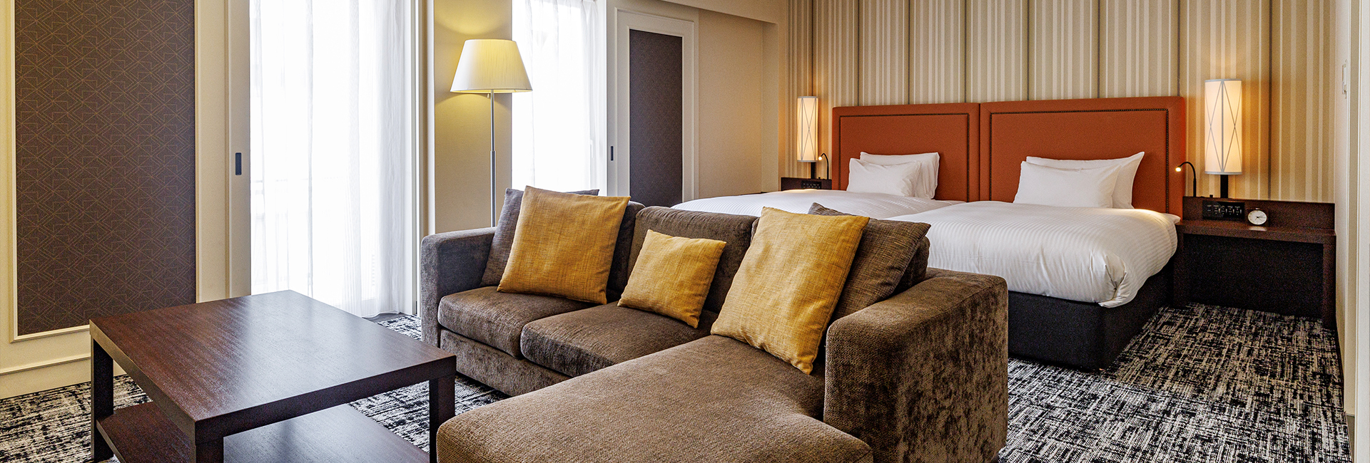 Deluxe Twin room with wider beds and seating area