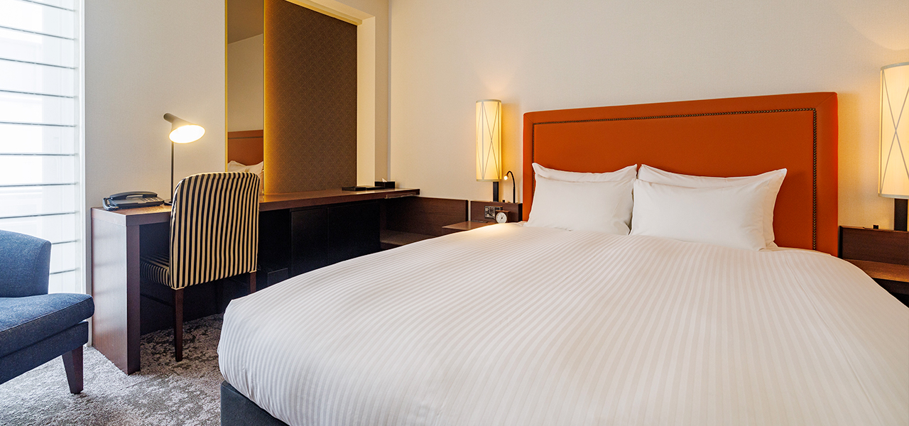 Superior Double room with queen bed and work desk