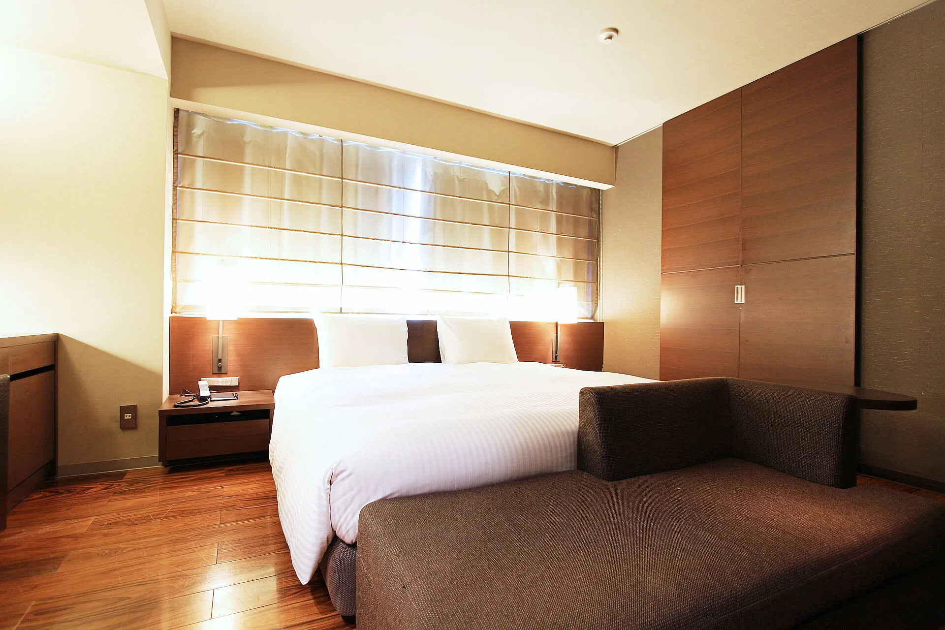 Hollywood Twin room at KOKO HOTEL Fukuoka Tenjin — 20–29 m² with wide-format bed and warm amber lighting