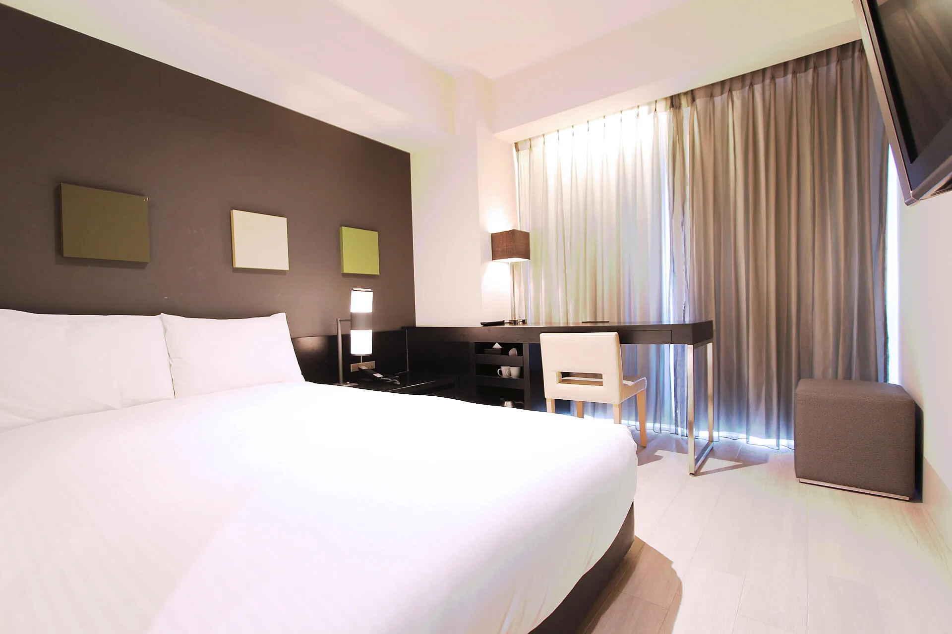 Standard Double room at KOKO HOTEL Fukuoka Tenjin — 16–18 m² with queen bed, work desk, and minimalist dark-panel accent wall