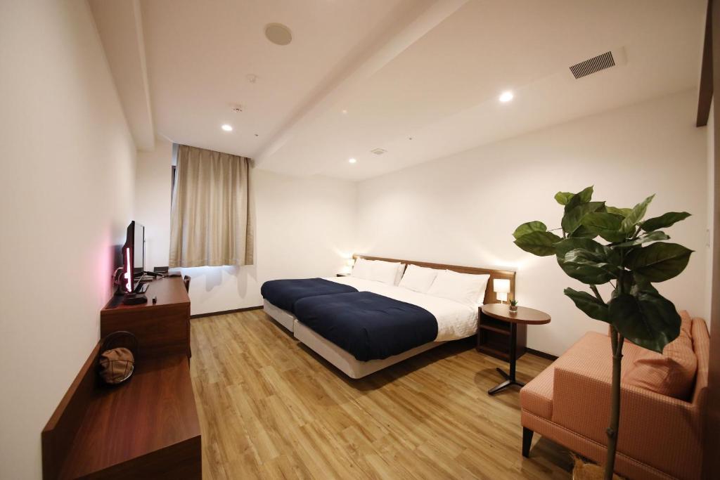 ZONK Hotel Hakata deluxe room (27 m²) with two semi-double beds and a sofa
