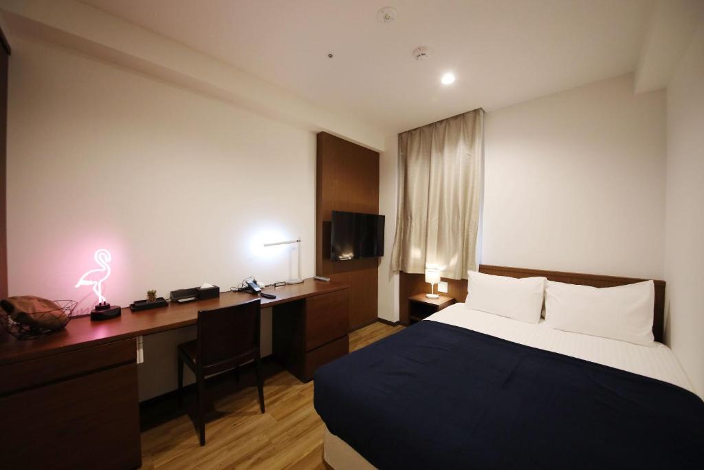 ZONK Hotel Hakata standard double room (15–16 m²) with 140cm bed and industrial-chic decor