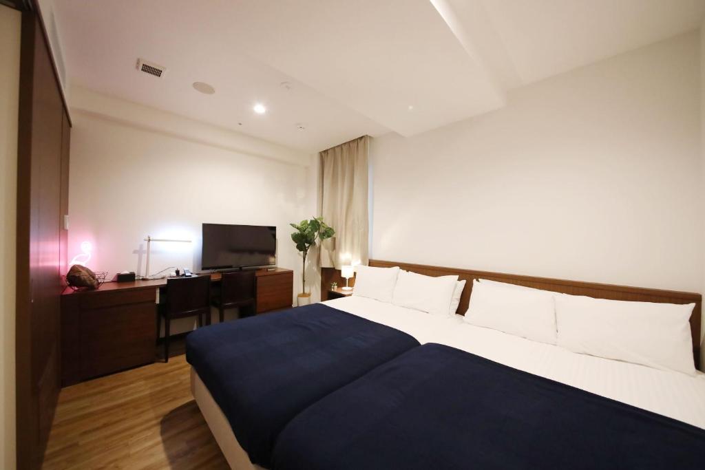 ZONK Hotel Hakata standard twin room (20 m²) with two 120cm semi-double beds for up to four guests